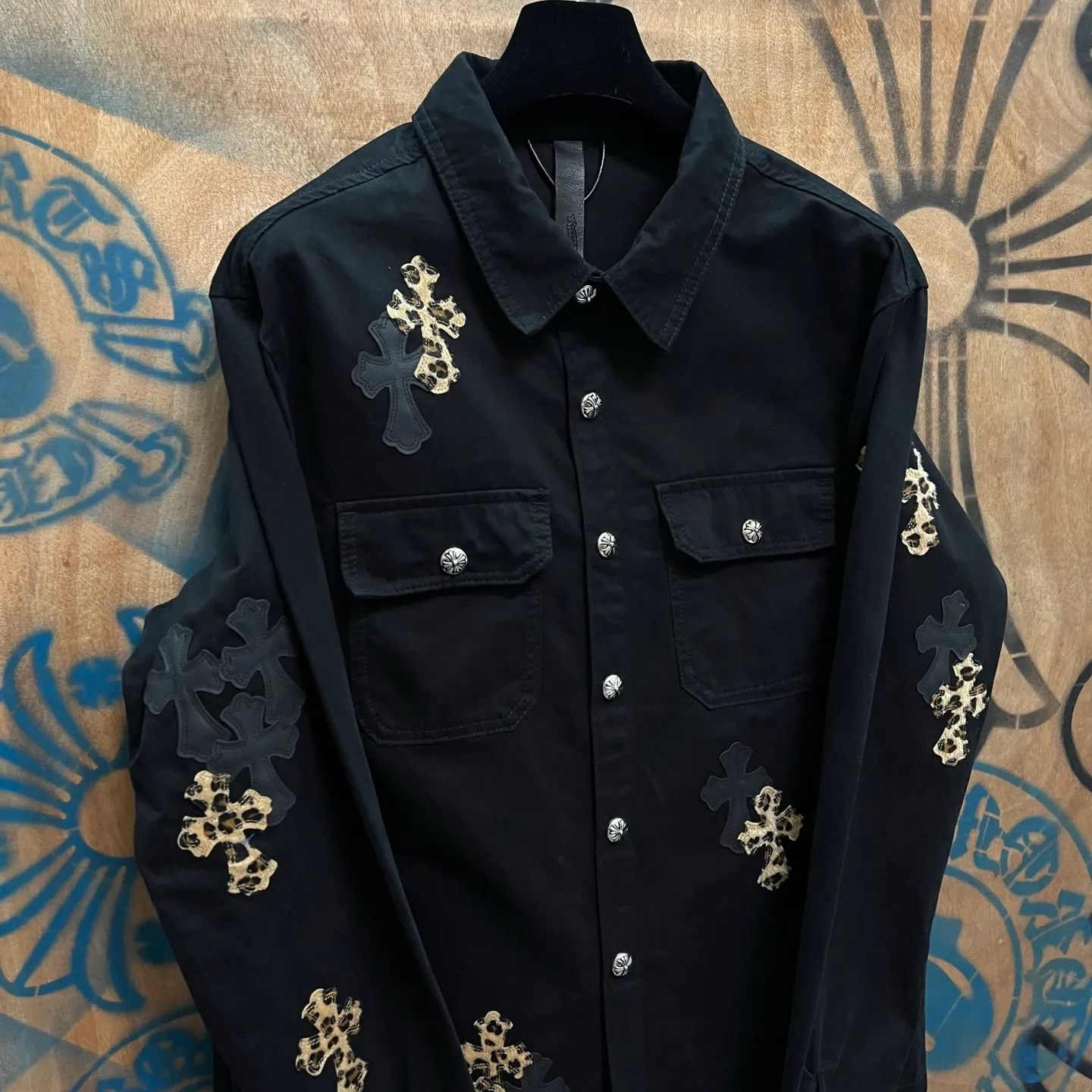 P610 Wang Zha has a new one! Heavy 15.5oz! Kill all market versions instantly! The price has bottomed out. Chrome Hearts Haute Couture Chrome Hearts patchwork leather denim jacket. The choice of high-grade twill denim custom-made fabrics is very important. It distinguishes the low version and wrong version of all pure black denim fabrics on the market. The cross patchwork leather is all imitation lambskin. All dyeing is completely restored without color difference. The inner leather label is first-layer calfskin. All hardware is 925 silver plated. It distinguishes all versions on the market. There is no better casual comparison in the market. Same style for men and women S-XL